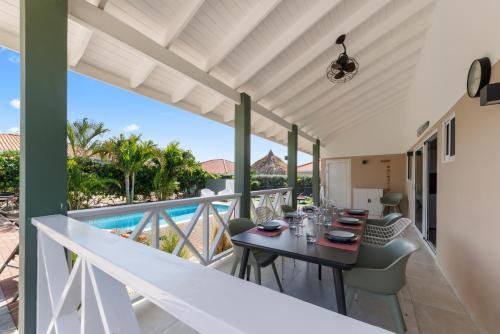 a dining table on the balcony of a villa at Casa Juno in Fontein