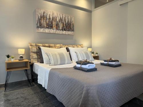 Un dormitorio con una cama grande con dos toallas encima. en Wait Fresh and New, en Tesalónica