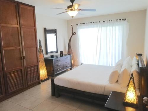 Postel nebo postele na pokoji v ubytování DREAM ISLAND VILLAS and SUITES - PLAYA LOS CORALES POOL Beach club & SPA