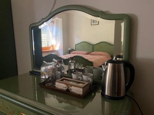 1 dormitorio con cama y espejo en una mesa en Cedä Meia, en Dosoledo