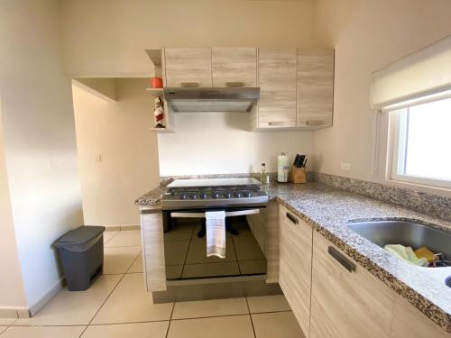 Dapur atau dapur kecil di Casa Familiar con Alberca en Privada, 5 min del Aeropuerto y Consulado Americano