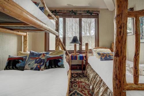ein Schlafzimmer mit zwei Etagenbetten und einem Fenster in der Unterkunft Arrowhead Village at Beaver Creek in Edwards