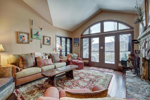 Ein Sitzbereich in der Unterkunft Arrowhead Village at Beaver Creek