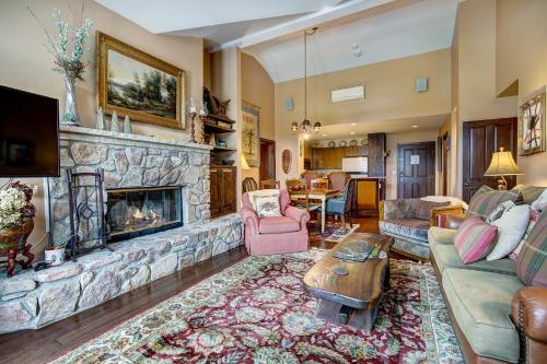 Ein Sitzbereich in der Unterkunft Arrowhead Village at Beaver Creek