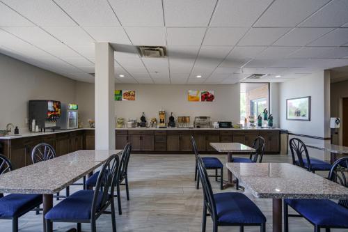 Ein Restaurant oder anderes Speiselokal in der Unterkunft Quality Inn I-75 West Chester-North Cincinnati 
