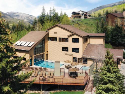 une grande maison avec une piscine devant dans l'établissement Marriott's StreamSide - Evergreen 2BR Apartment with Resort Access, à Vail