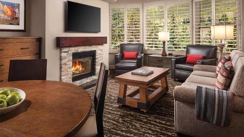 un salon avec un canapé et une cheminée dans l'établissement Marriott's StreamSide - Evergreen 2BR Apartment with Resort Access, à Vail