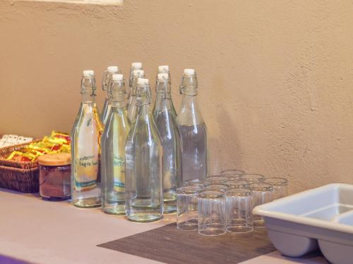 ソドゥーにあるRelax Lodgeのテーブルのボトルとグラス一杯