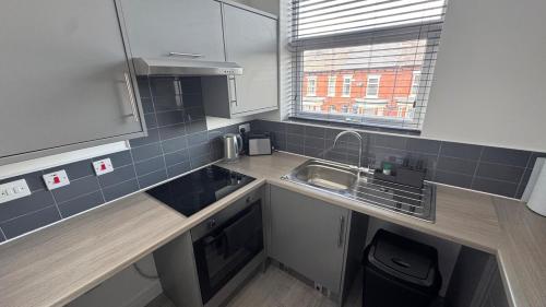 Η κουζίνα ή μικρή κουζίνα στο Kehoe's Suite Apartment