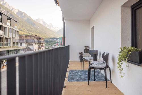 a balcony with a table and chairs and a view at Haus Bacher in Fulpmes