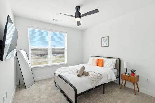 a bedroom with a bed and a ceiling fan at 101 Stylish Condo, Resort Amenities, Near Stockyards in Fort Worth