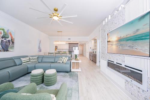オレンジビーチにあるPhoenix X 102 condoのリビングルーム(青いソファ、大型テレビ付)