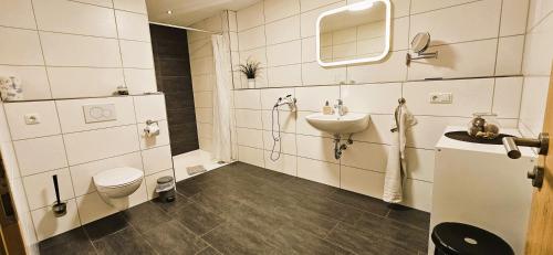 Ένα μπάνιο στο Ferienwohnung Seevetal