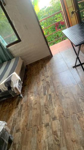a room with a bed and a wooden floor at balcones de 3 habitaciones en ecopolis el queremal in El Queremal