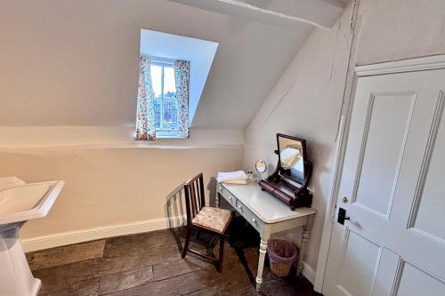 Télévision ou salle de divertissement dans l'établissement Gwynne House - Historic Riverside Rooms & Apartments in Hereford City Centre, Sleeps 1-16