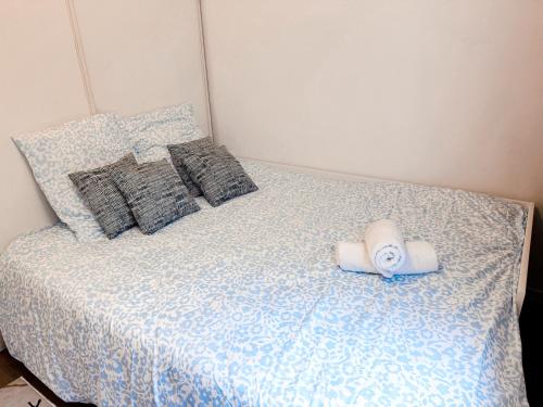 Una cama con toallas y almohadas. en Apartment 10 mins from Paris, en Rosny-sous-Bois