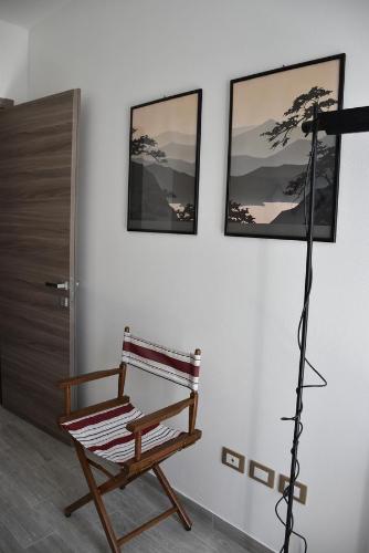 a wooden chair in a room with a tripod at Casacobelli in Monzambano