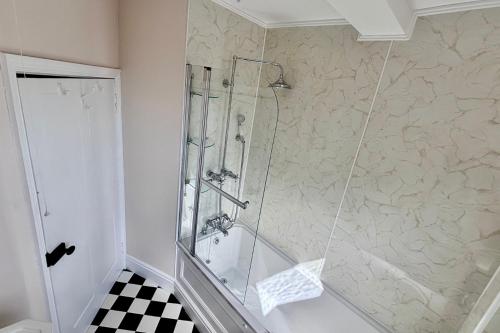 Salle de bains dans l'établissement Gwynne House - Historic Riverside Rooms & Apartments in Hereford City Centre, Sleeps 1-16