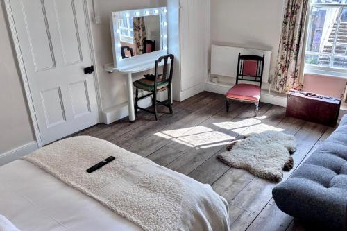 Un ou plusieurs lits dans un hébergement de l'établissement Gwynne House - Historic Riverside Rooms & Apartments in Hereford City Centre, Sleeps 1-16