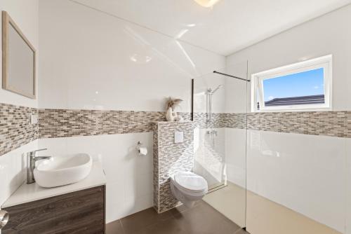 ein Badezimmer mit Toilette, Waschbecken und Dusche in der Unterkunft Villa Kaminda - 8 persoons Villa in Vista Royal, Jan Thiel in Jan Thiel