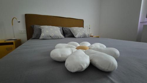 a group of white towels laying on a bed at La casa delle margherite - Tirano in Tirano