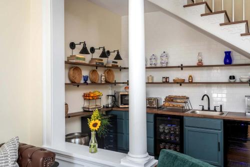 Η κουζίνα ή μικρή κουζίνα στο Romantic Historic Inn Suite with Mountain Views in Luray, Virginia