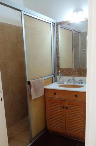 a bathroom with a sink and a shower at Apartamento Céntrico con Balcón in Paysandú