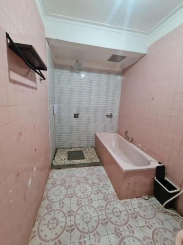 Ένα μπάνιο στο RGH Raffa Guest House