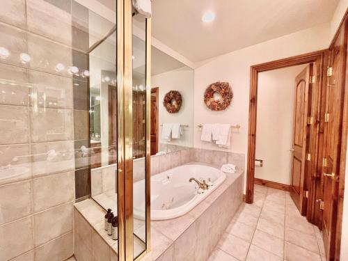 Ein Badezimmer in der Unterkunft Arrowhead Village at Beaver Creek