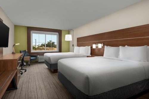 Katil atau katil-katil dalam bilik di Holiday Inn Express Hotel & Suites Marina by IHG
