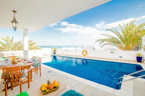 Wake up with the sea! Enjoy private pool!
