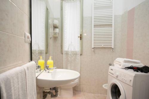 Large Apartment near Coliseum