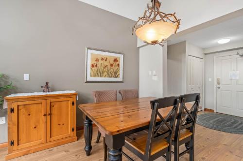 Фотография из галереи 2BR Nicklaus North Mountain View Golf Course Green Lake Free Parking в Уистлере