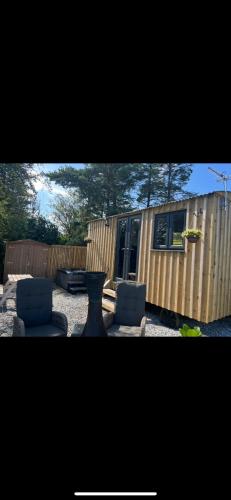 a tiny house with two chairs and a vase at Ramblers retreat in Shrewsbury