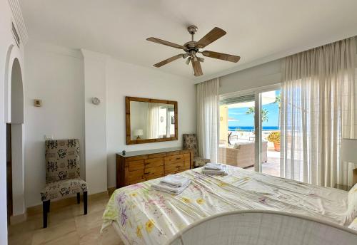 sypialnia z łóżkiem i wentylatorem sufitowym w obiekcie Sinfonia Del Mar Apartment also LONG TERM RENTALS w mieście Estepona