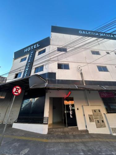 ゴイアニアにあるHotel Maria Bonitaの通りの角のホテル