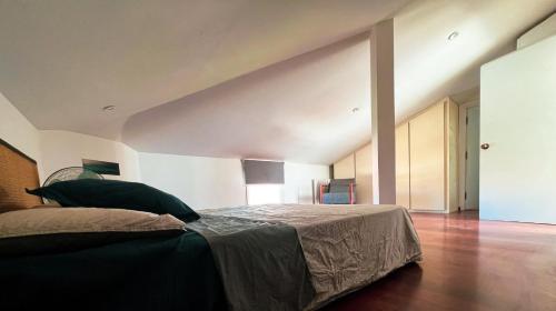 a bedroom with a large bed in a room at dareddroudj in Staoueli