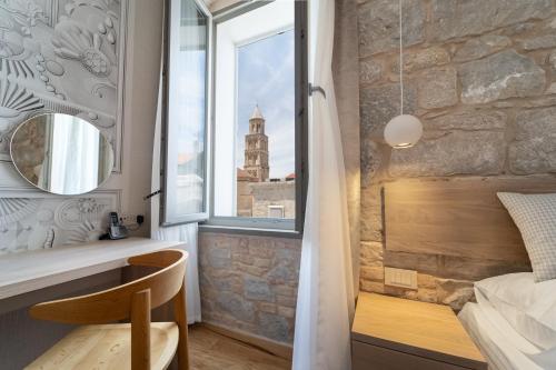 スプリトにあるTifani Luxury Rooms 3の窓から市街の景色を望む客室です。