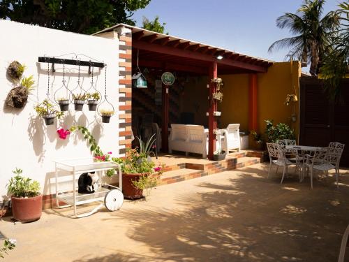 a house with a patio with a table and chairs at Hospedaje solymar III Sarie Bay in San Andrés