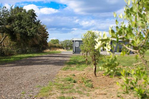 un piccolo capanno sul ciglio di una strada di Perfect Couple Retreat, Puppy Lounge & Games Room a Newton by Toft