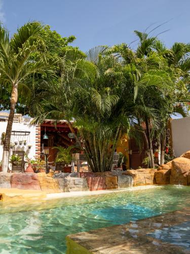 a swimming pool with palm trees in a resort at Hospedaje solymar III Sarie Bay in San Andrés