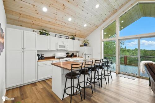 Una cocina o zona de cocina en Cabin By The Lake