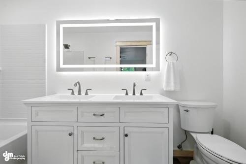 Un baño de Cabin By The Lake