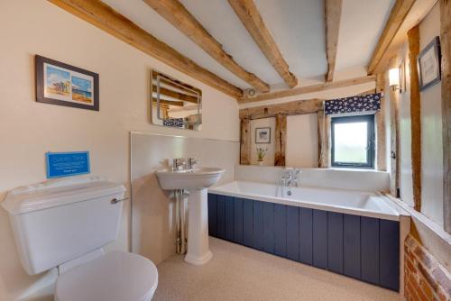 Bilik mandi di Wattisham Hall Barns