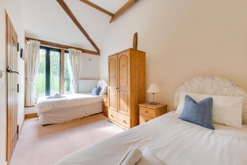 Katil atau katil-katil dalam bilik di Wattisham Hall Barns