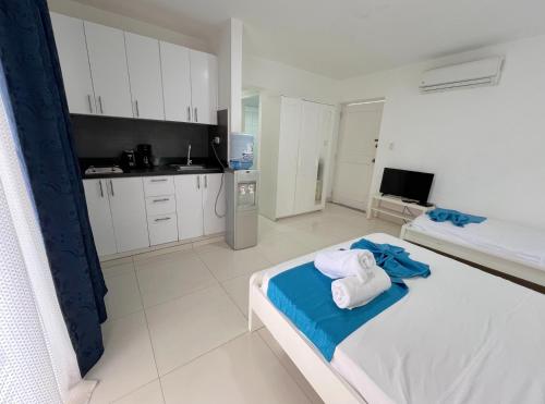 Habitación con 2 camas y cocina. en Good location Good price, en Punta Cana