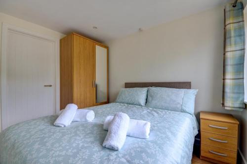 Postel nebo postele na pokoji v ubytování Acorn Cottage