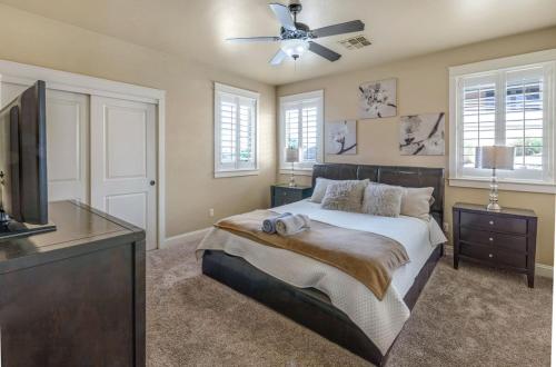 a bedroom with a bed and a ceiling fan at Havasu Duke Pool Spa Basketball Central in Lake Havasu City