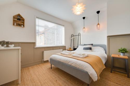 En eller flere senge i et værelse på 2 Bed in Holt oc-2231