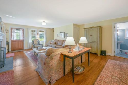 TV/Unterhaltungsangebot in der Unterkunft Gorgeous Hamptons Farmhouse - Get the Beach without the Traffic!